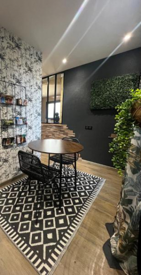 Logement entier, Studio L&M, au centre ville de Sarlat, avec parking privé et à 5min de la cité médiévale